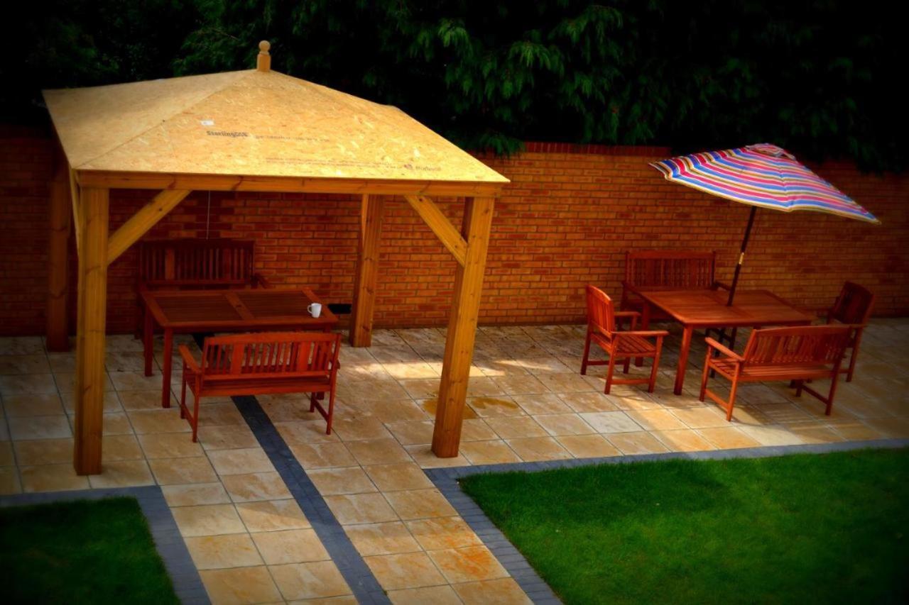 Heathrow Travellers Hub Bed & Breakfast Hounslow Dış mekan fotoğraf