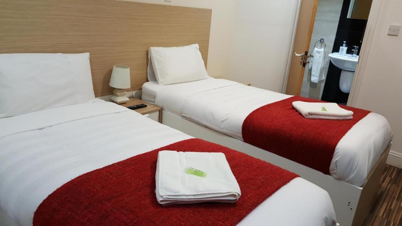Heathrow Travellers Hub Bed & Breakfast Hounslow Dış mekan fotoğraf