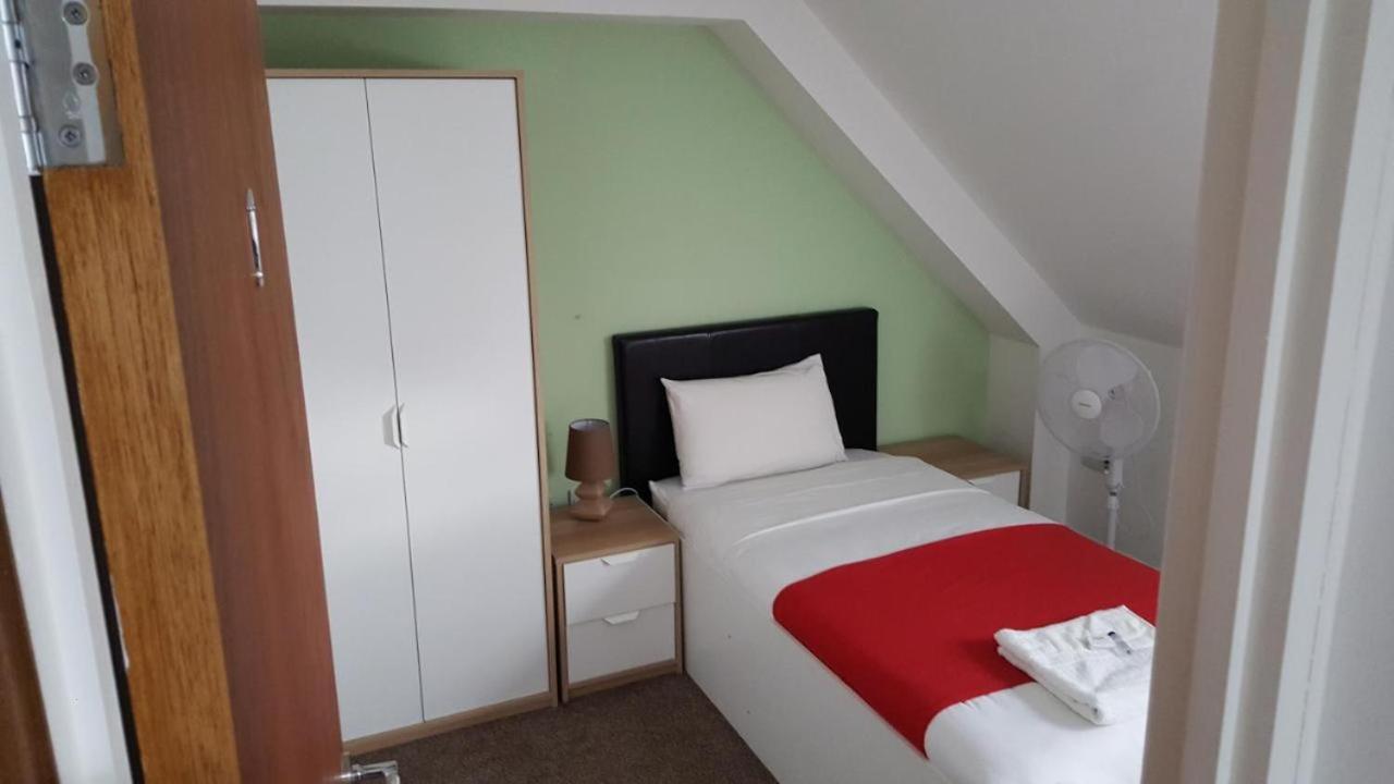 Heathrow Travellers Hub Bed & Breakfast Hounslow Dış mekan fotoğraf
