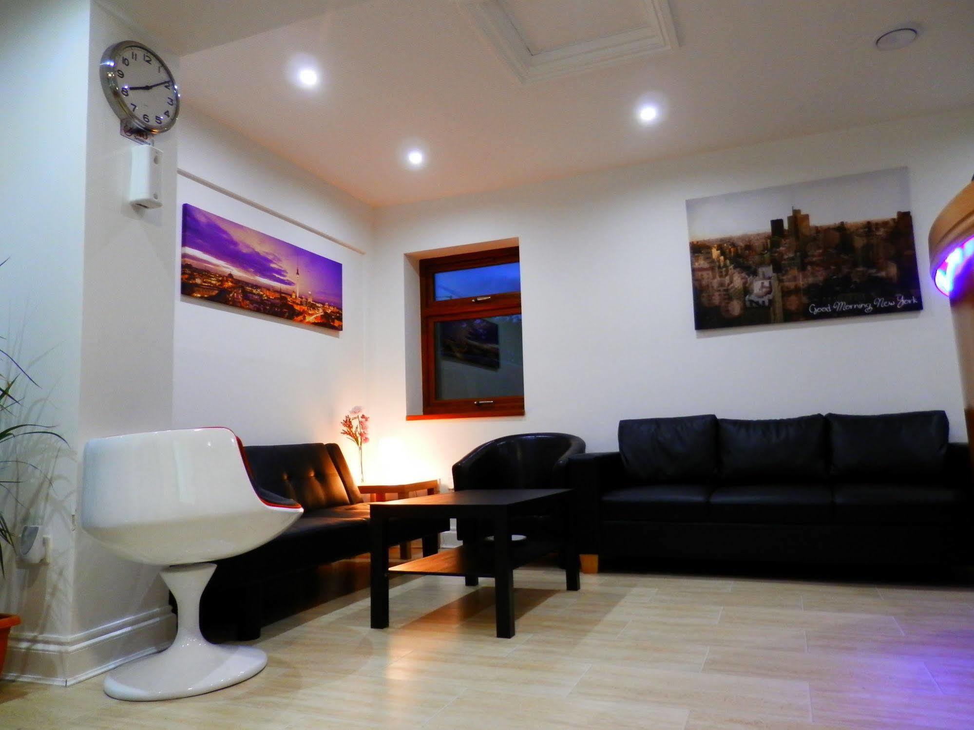 Heathrow Travellers Hub Bed & Breakfast Hounslow Dış mekan fotoğraf