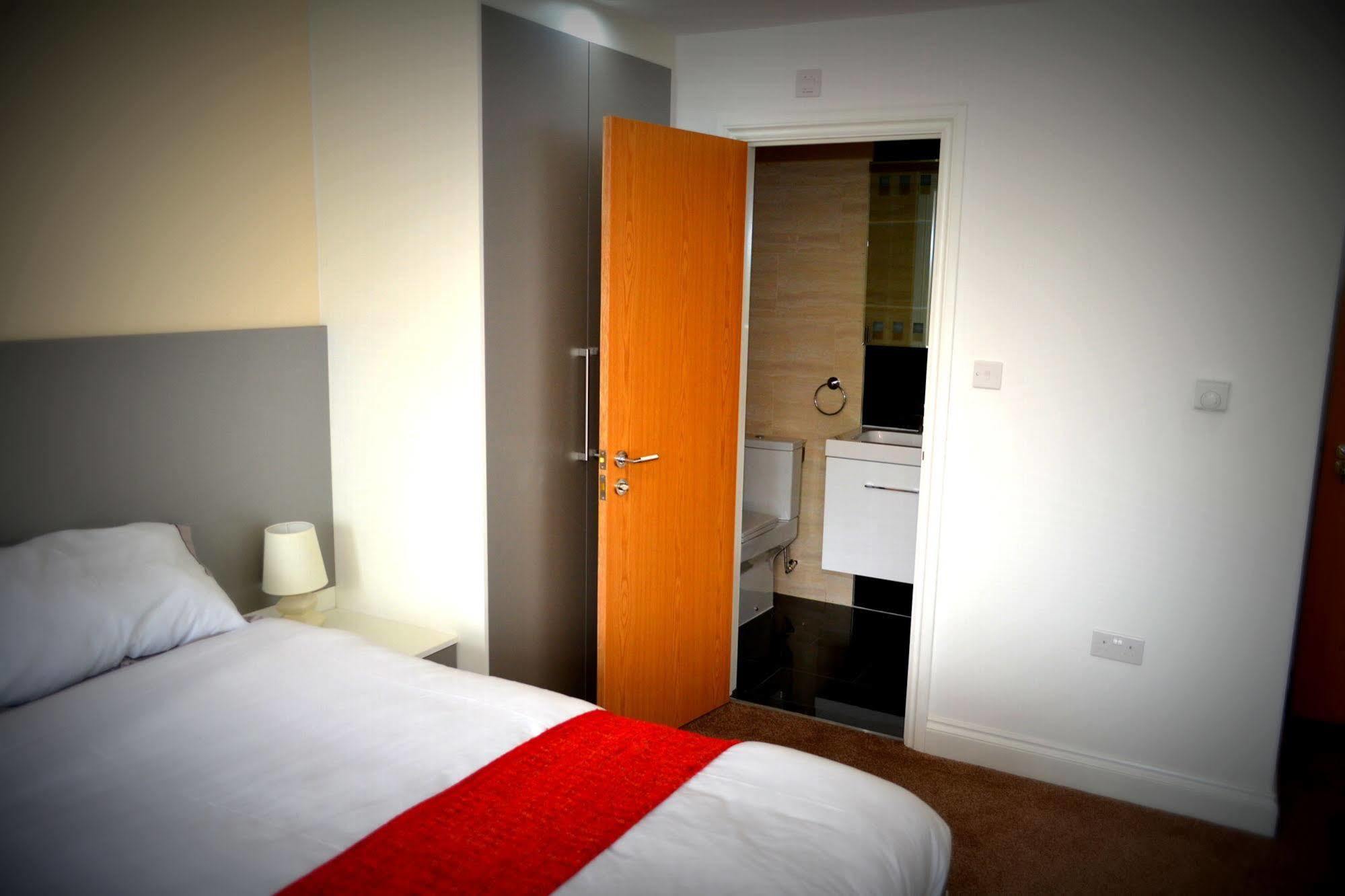 Heathrow Travellers Hub Bed & Breakfast Hounslow Dış mekan fotoğraf
