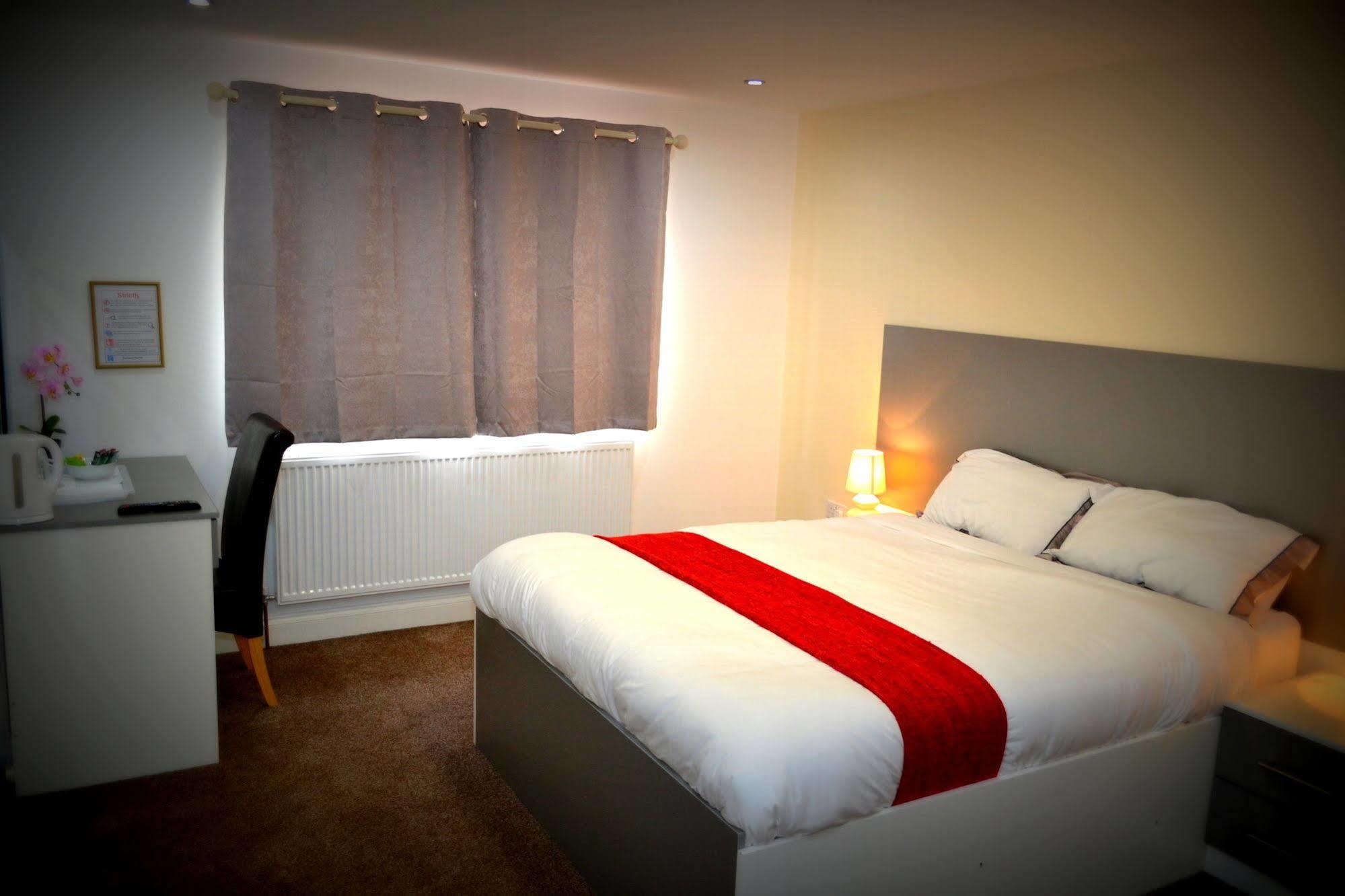Heathrow Travellers Hub Bed & Breakfast Hounslow Dış mekan fotoğraf