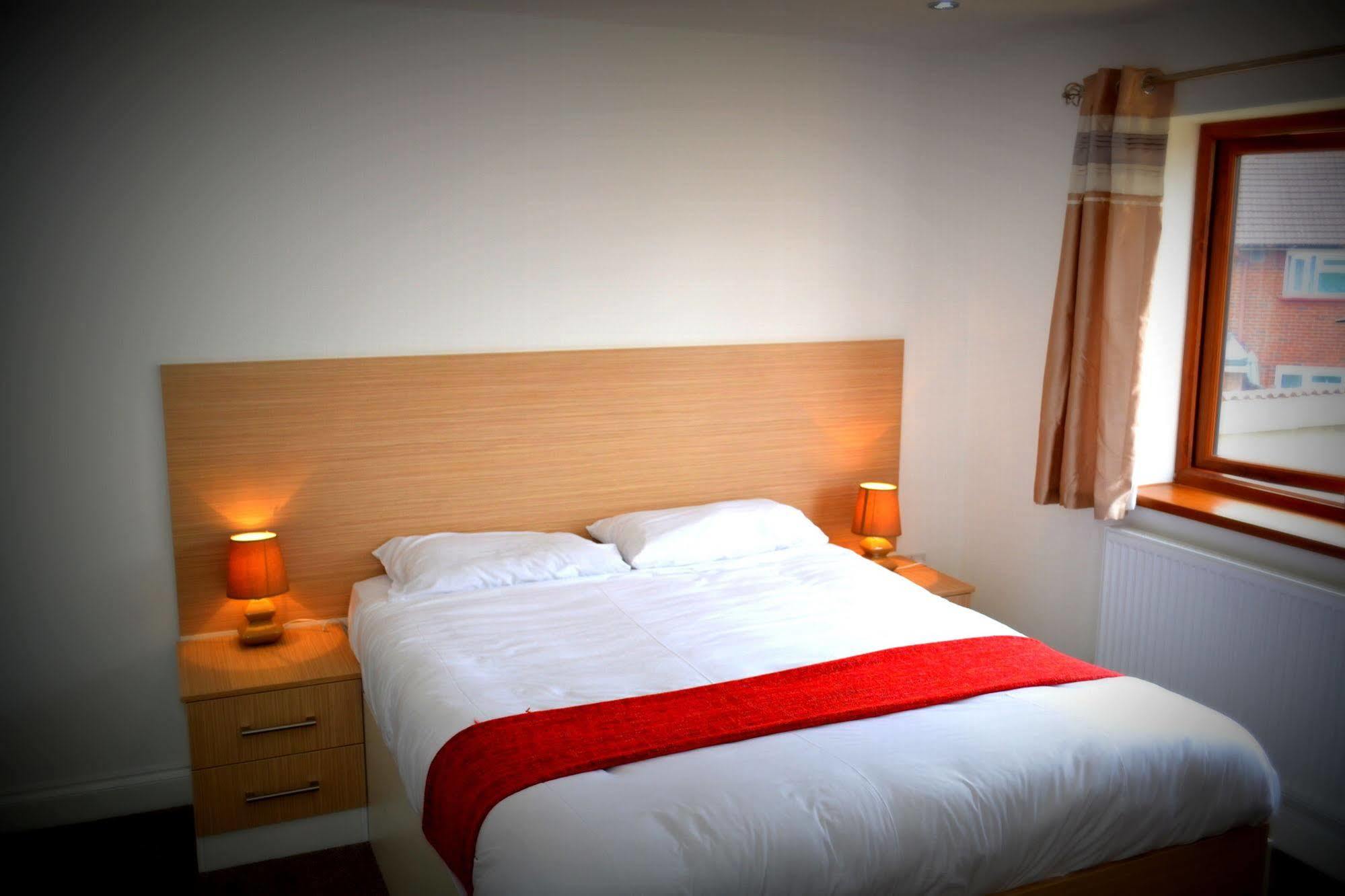 Heathrow Travellers Hub Bed & Breakfast Hounslow Dış mekan fotoğraf