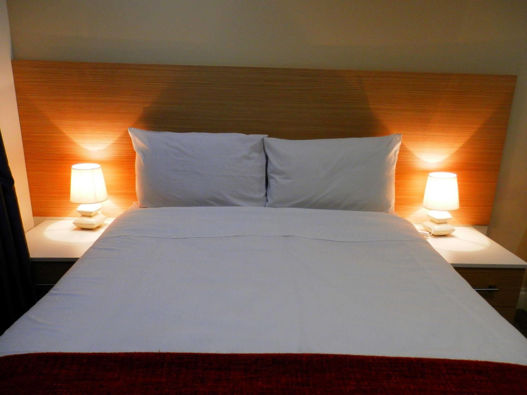 Heathrow Travellers Hub Bed & Breakfast Hounslow Dış mekan fotoğraf