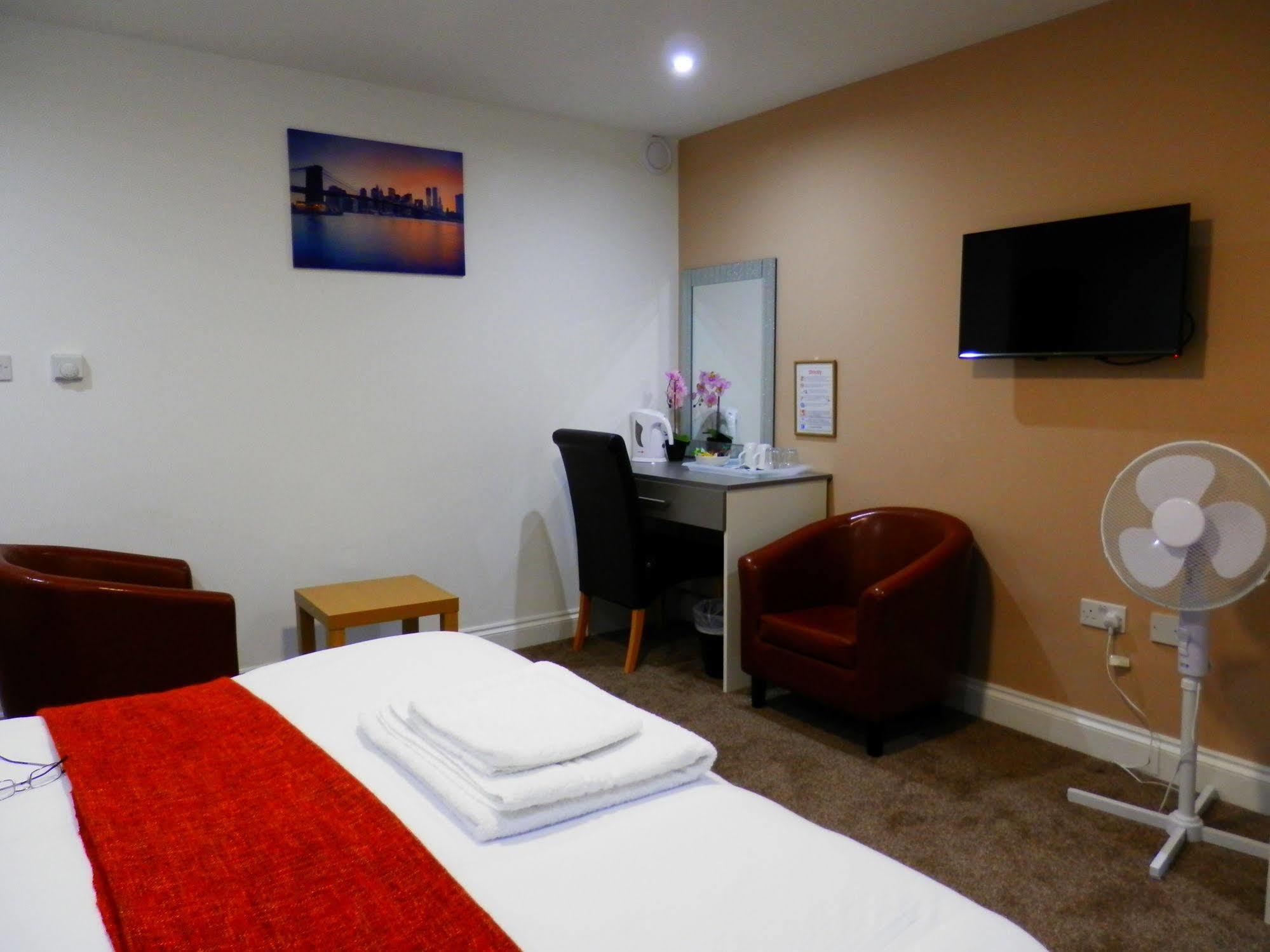 Heathrow Travellers Hub Bed & Breakfast Hounslow Dış mekan fotoğraf