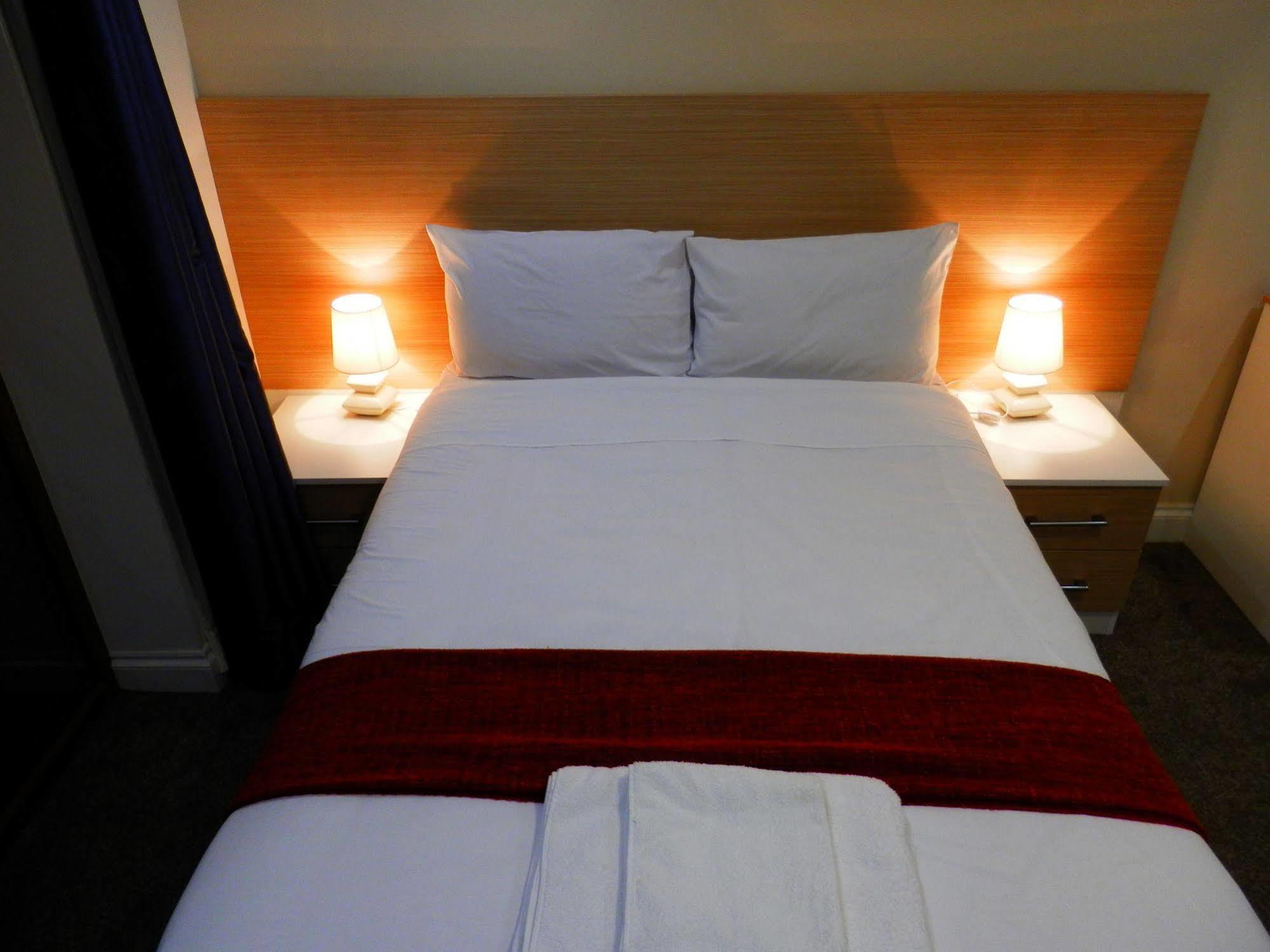 Heathrow Travellers Hub Bed & Breakfast Hounslow Dış mekan fotoğraf