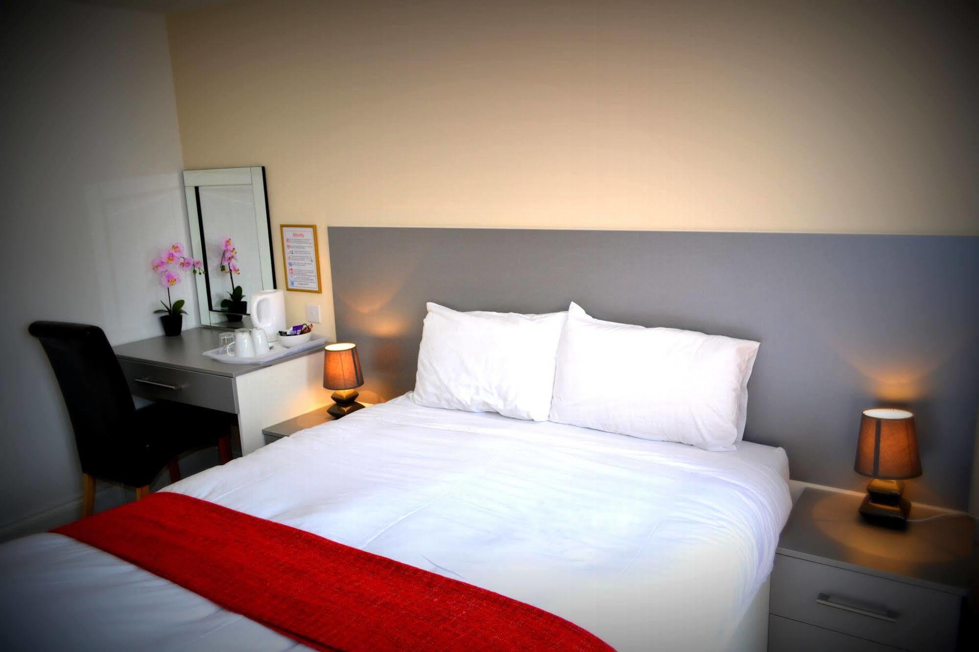 Heathrow Travellers Hub Bed & Breakfast Hounslow Dış mekan fotoğraf