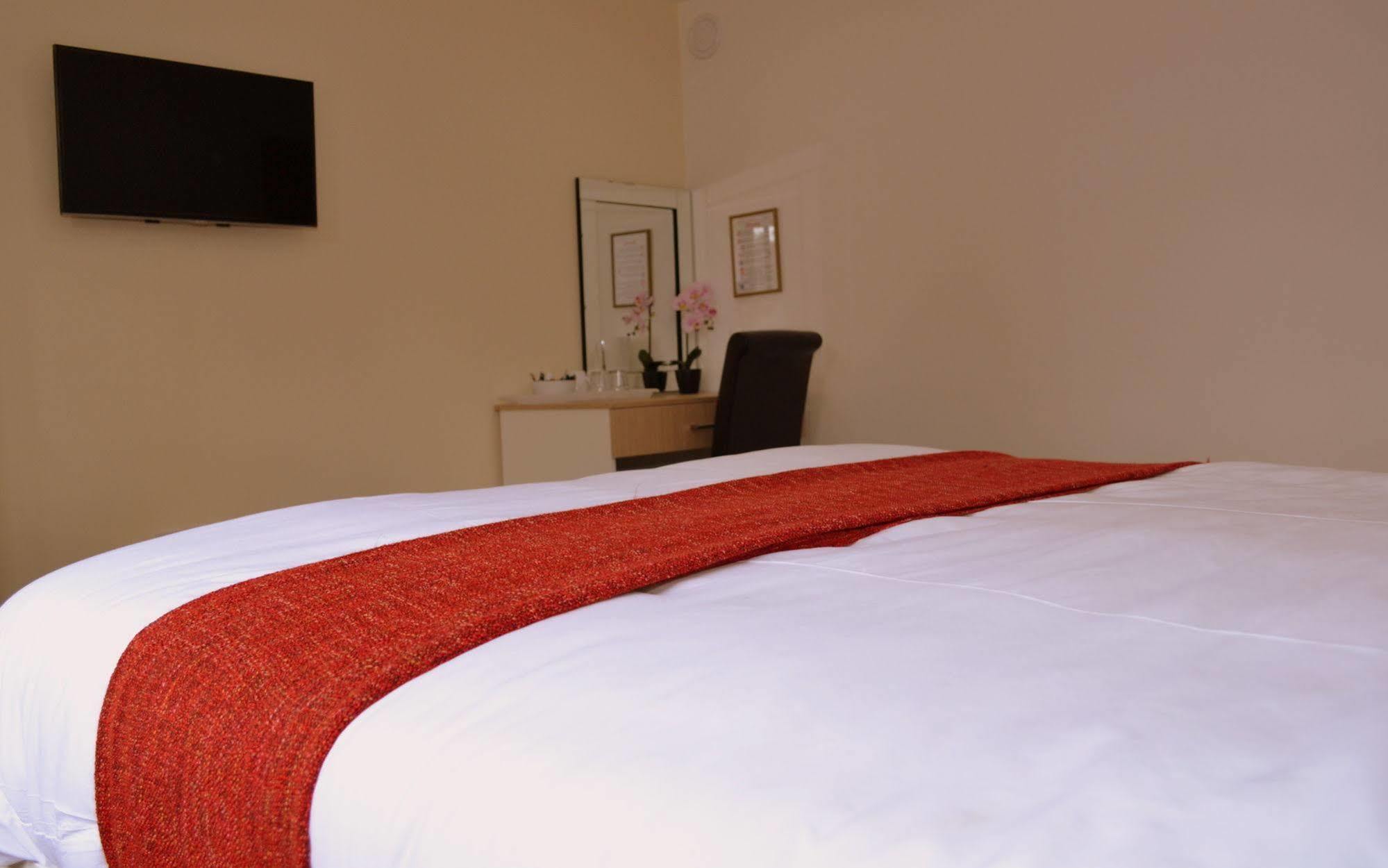 Heathrow Travellers Hub Bed & Breakfast Hounslow Dış mekan fotoğraf